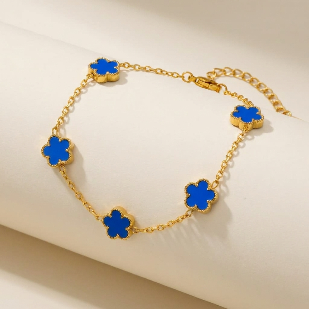 VERSAILLES Clover Bracelet — three-quarter angle view