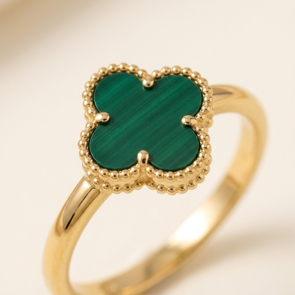 LOIRE Clover Ring — macro detail of clover face and band